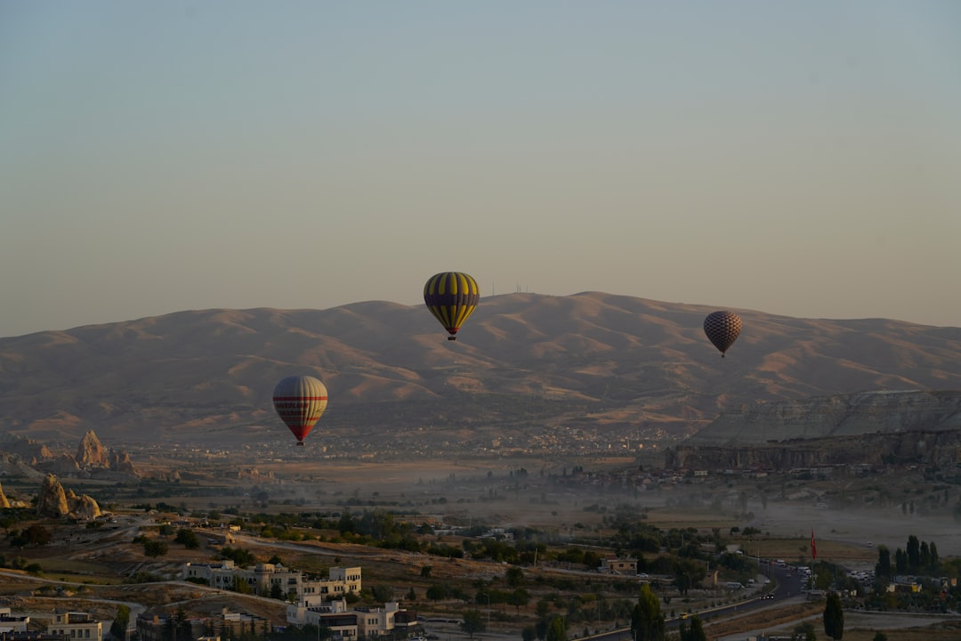 Kapadokya'da gündoğumunda uçan sıcak hava balonları